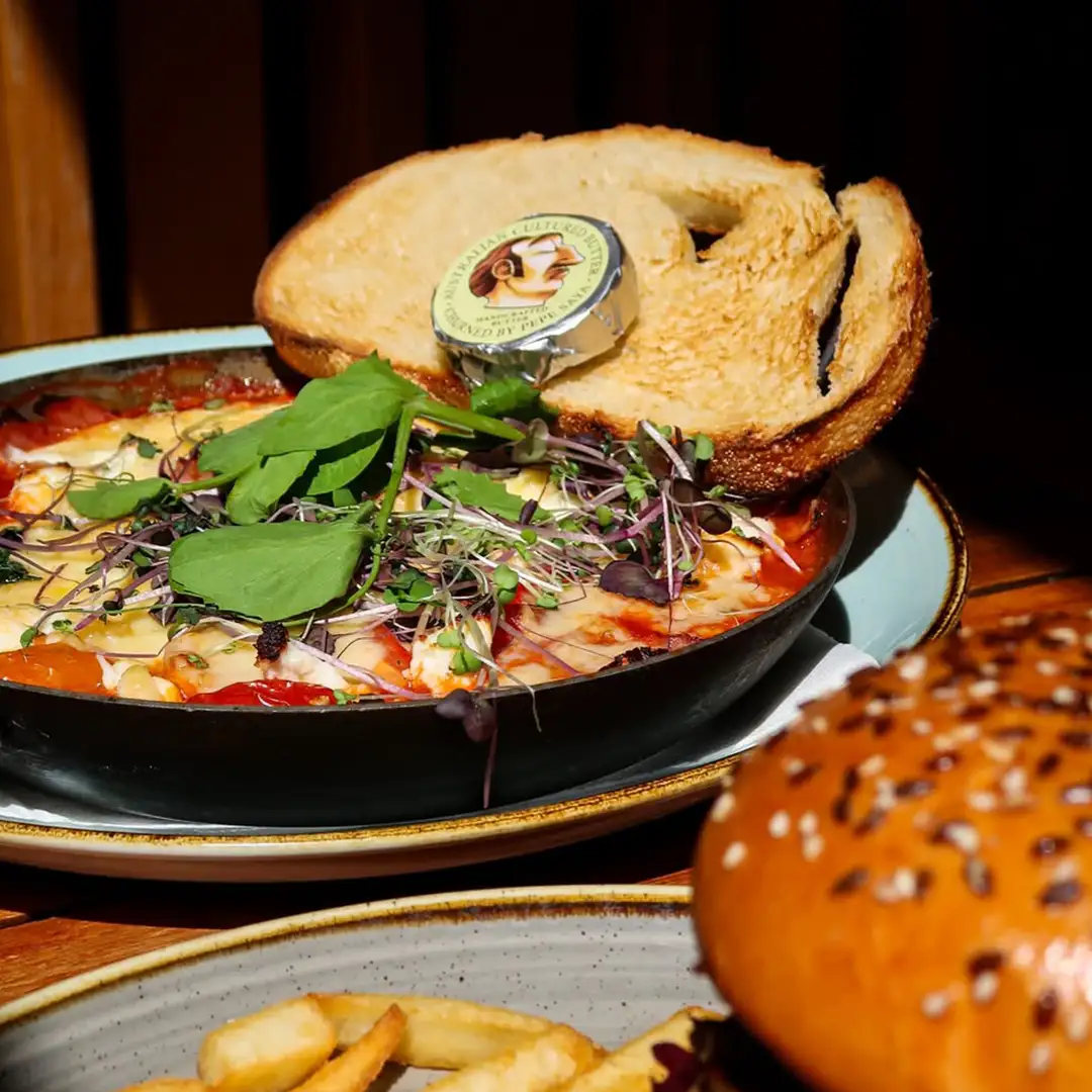 Brunch wit chips and burger